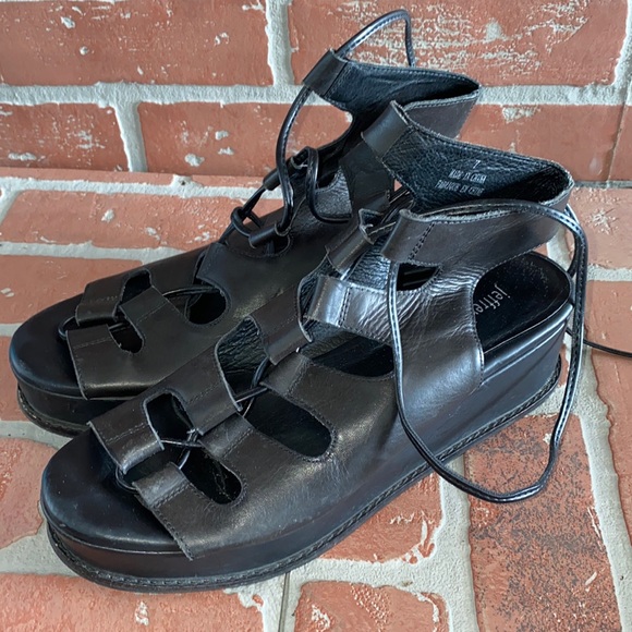 Jeffrey Campbell Shoes - Jeffrey Campbell size 7 women’s platform shoes check them out thanks